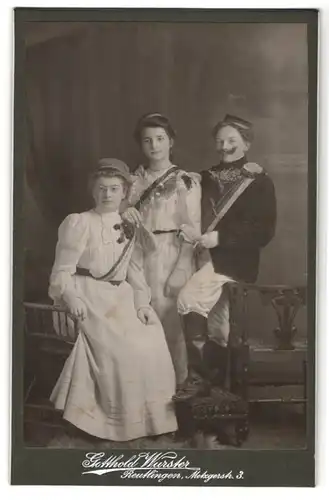 Fotografie Gotthold Wurster, Reutlingen, Metzgerstr. 3, Portrait drei Frauen als Studenten mit Biertönnchen und Couleur