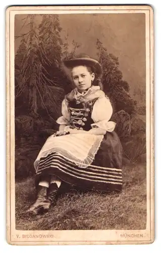 Fotografie V. Bieganowski, München, Klenzestr. 28, Portrait junge Frau in bayrischer Tracht im Atelier