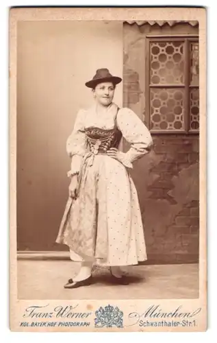 Fotografie Franz Werner, München, Schwanthaler-Str. 1, Portrait junge Frau in bayrischer Tracht mit Hut