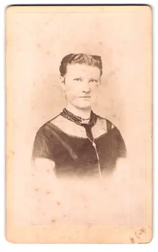 Fotografie Wilhelm Grundner, Berlin, Krausen-Str. 36, adrette Frau mit Schmuck behangen portraitiert