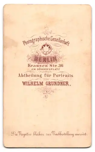 Fotografie Wilhelm Grundner, Berlin, Krausen-Str. 36, adrette Frau mit Schmuck behangen portraitiert