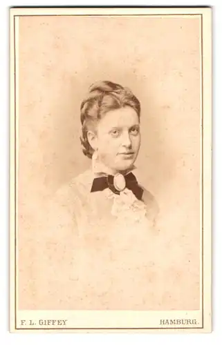 Fotografie F. L. Giffey, Hamburg, Ferdinandstrasse 57, junge Frau mit Schleife am Hals und aufgewecktem Blick