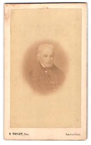 Fotografie B. Trolet, La Roche-Guyon, Napoleon-Vendee, Portrait im Anzug mit strengem Blick