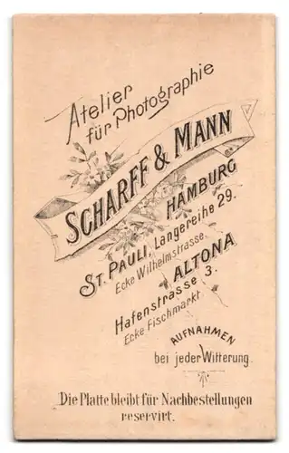 Fotografie Scharff & Mann, Hamburg, Langereihe 29, zwei Schwestern etwas mürrisch in die Kamera blickend