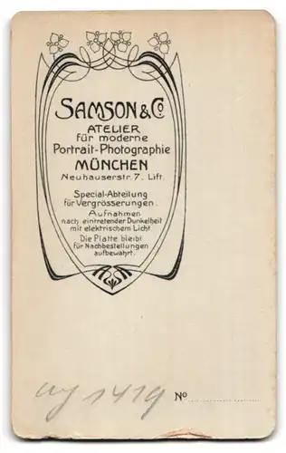 Fotografie Samson & Co., München, Neuhauserstrasse 7, hübscher Junge mit Kragenschleife stehend am Tisch