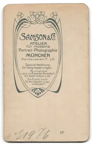 Fotografie Samson & Co., München, Neuhauserstrasse 7, Junge mit langer Kerze in der Hand