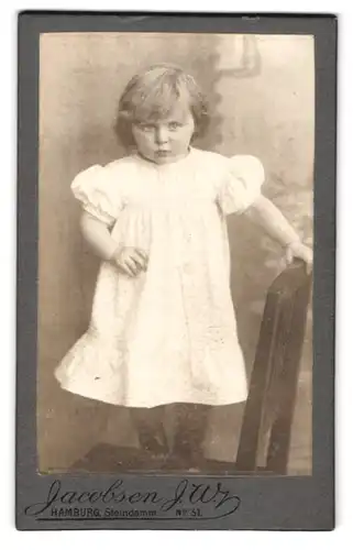 Fotografie J. W. Jacobsen, Hamburg, Steindamm 51, kleines hübsches Mädchen stehend auf einem Stuhl