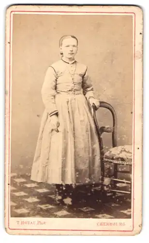 Fotografie T. Hoyau, Cherbourg, 24 Place Briqueville, junge Frau im weitem Kleid stehend neben einem Stuhl