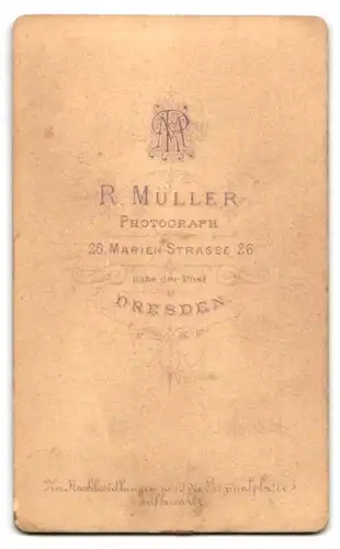 Fotografie R. Müller, Dresden, Marien-Strasse 26, junge Frau in zeitgemässer Mode