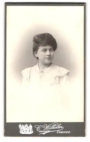 Fotografie C. Wilhelm, Coblenz, Löhrrondell 5, junge freundliche Frau mit vollem Haar