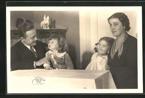 AK Bundeskanzler Dr. Dollfuss mit seiner Familie