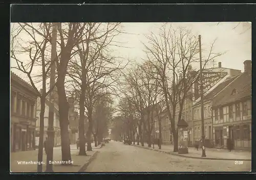 AK Wittenberge, Bahnstrasse mit Geschäften und Litfasssäule