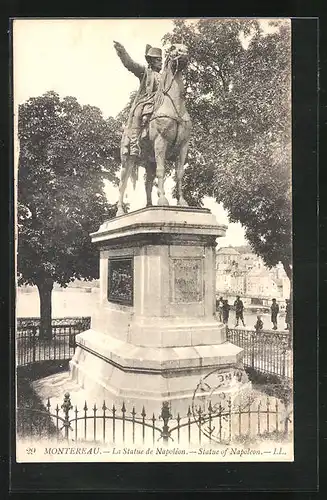 AK Montereau, La Statue de Napoléon