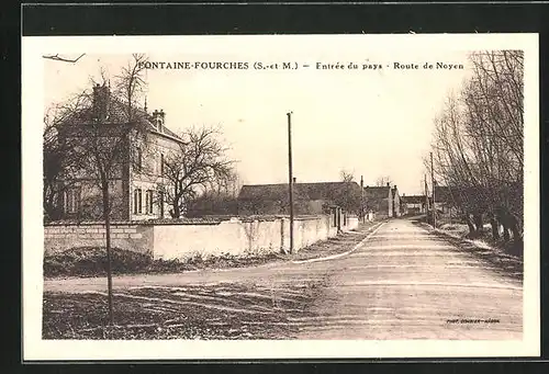 AK Fontaine-Fourches, Entrée du pays, Route de Noyen