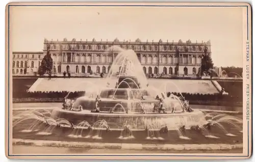Fotografie Stephan Luger, Prien, Ansicht Herrenchiemsee, Brunnen mit Lustschloss Herrenchiemsee 1896