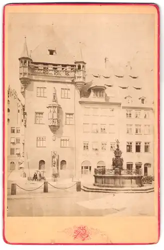 Fotografie unbekannter Fotograf, Ansicht Nürnberg, Blick auf das Nassauerhaus mit Brunnen