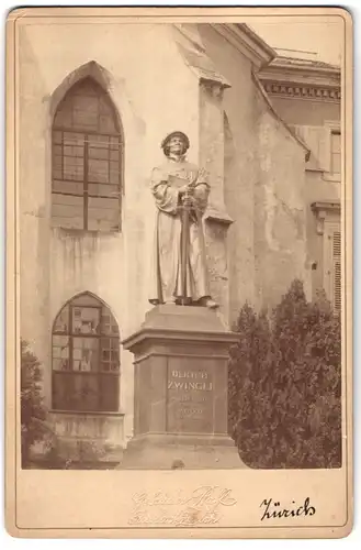 Fotografie Gebr. Pfaff, Zürich, Ansicht Zürich, Denkmal Ulrich Zwingli vor einer Kirche