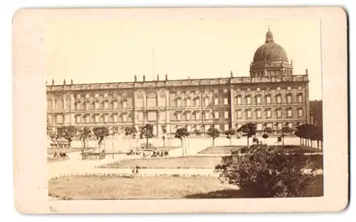 Fotografie unbekannter Fotograf, Ansicht Berlin, Partie am Schloss mit Domkuppel im Hintergrund