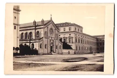 Fotografie unbekannter Fotograf, Ansicht München, Strassenpartie an der Allerheiligen Hofkirche