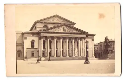 Fotografie unbekannter Fotograf, Ansicht München, Partie am Theater mit Denkmal