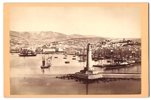Fotografie unbekannter Fotograf, Ansicht Nizza - Nice, Hafenpartie mit Leuchtturm und Blick zur Stadt