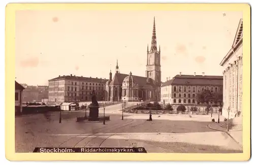 Fotografie unbekannter Fotograf, Ansicht Stockholm, Blick zur Riddarholmskyrkan mit Denkmal