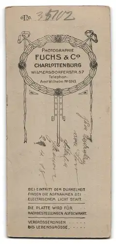 Fotografie Fuchs & Co., Charlottenburg, Wilmersdorferstrasse 57, Kleinkind im mit Wolle verzierten Kleidchen