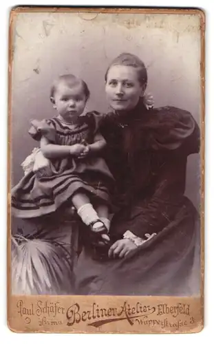 Fotografie Paul Schäfer, Elberfeld, Wupperstrasse 3, Glückliche Mutter mit ihrem Kind