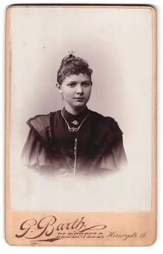 Fotografie P. Barth, Elberfeld, Herzogstrasse 11, Fräulein mit Kette im schwarzen Kleid