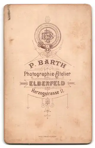 Fotografie P. Barth, Elberfeld, Herzogstrasse 11, Fräulein mit Kette im schwarzen Kleid