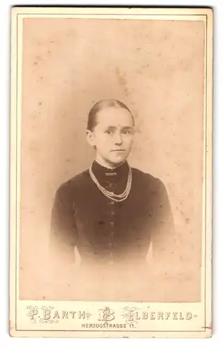 Fotografie P. Barth, Elberfeld, Herzogstrasse 11, Junges Mädchen mit Perlenketten