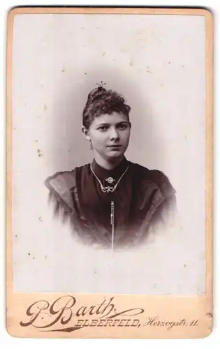 Fotografie P. Barth, Elberfeld, Herzogstrasse 11, Fräulein mit zusammengebundenen Haaren
