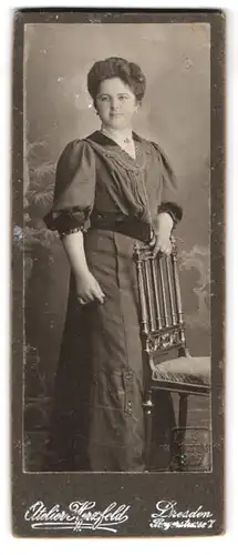 Fotografie Herzfeld, Dresden, Pragerstrasse 7, Beleibte junge Frau im Sonntagskleid