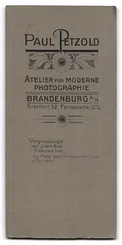 Fotografie P. Petzold, Brandenburg, Steinstrasse 52, Mädchen nach ihrer Kommunion