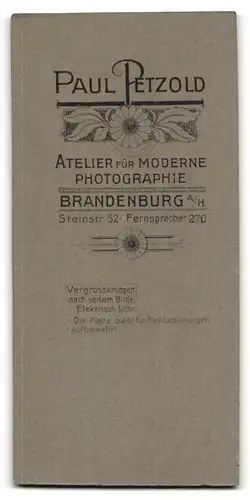 Fotografie P. Petzold, Brandenburg, Steinstrasse 52, Mädchen nach ihrer Kommunion