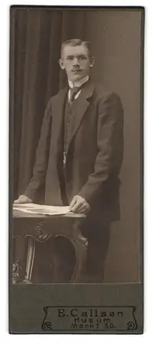 Fotografie E. Callsen, Husum, Markt 30, Junger Mann mit Pomade im Haar