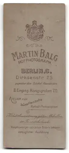 Fotografie Martin Balg, Berlin, Dirksenstrasse 25, Junger Mann in selbstbewusster Pose