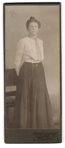 Fotografie Julius Simonsen, Oldenburg, Am Markt 25, Frau in bestickter weisser Bluse