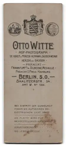 Fotografie Otto Witte, Berlin, Skalitzer Strasse 54, Beleibte Dame mittleren Alters nebst Stuhl