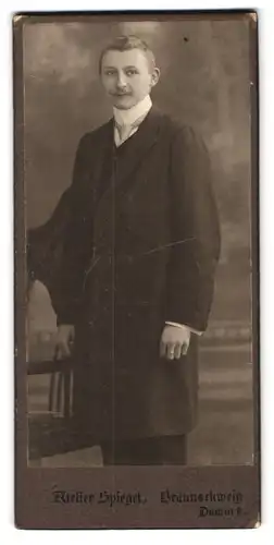 Fotografie Spiegel, Braunschweig, Damm 9, Junger Herr im langen Mantel