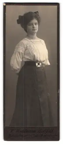 Fotografie W. Huchtmann, Bielefeld, Kaiserstrasse 3, Fräulein mit grosser Schleife im Haar