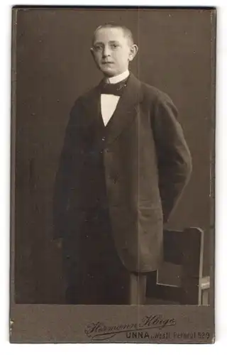 Fotografie Hermann Kluge, Unna, Jüngling mit kurz geschorenen Haaren