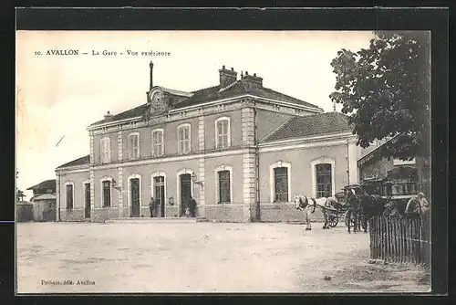 AK Avallon, La Gare, Kutsche am Bahnhof