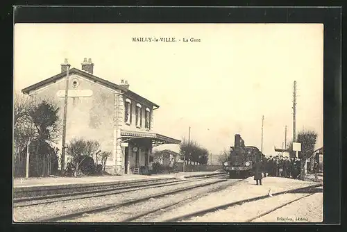 AK Mailly-la-Ville, La Gare, Bahnhof von der Gleisseite