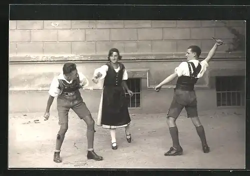 AK Jungen und Mädchen beim schauspielerischen Volkstanz während einer Kampfszene - Volkstanz