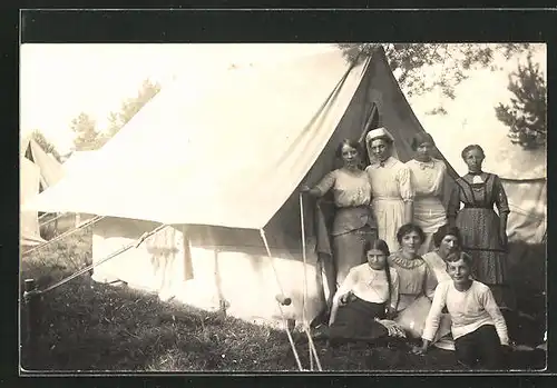 Foto-AK Junge Leute neben ihrem Zelt - Camping