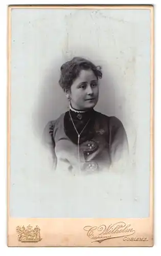 Fotografie G. Wilhelm, Coblenz, Löhrrondell 5a, Hübsche Frau in Trachtenkleid mit Hochsteckfrisur