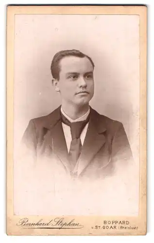 Fotografie Bernhard Stephan, Boppard a. Rh., Junger Mann mit Scheitelfrisur im Anzug