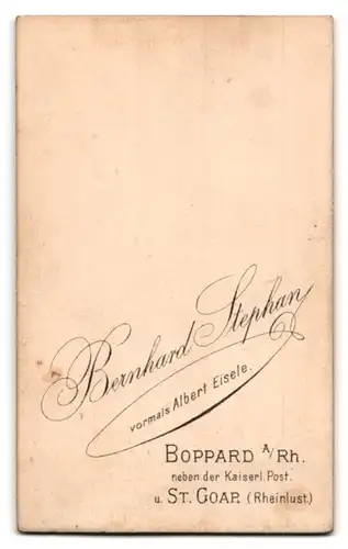 Fotografie Bernhard Stephan, Boppard a. Rh., Junger Mann mit Scheitelfrisur im Anzug