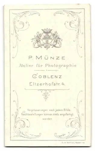 Fotografie P. Münze, Coblenz, Eltzerhofstr. 4, Feine Dame in Trachtenkleid mit Lockenfrisur